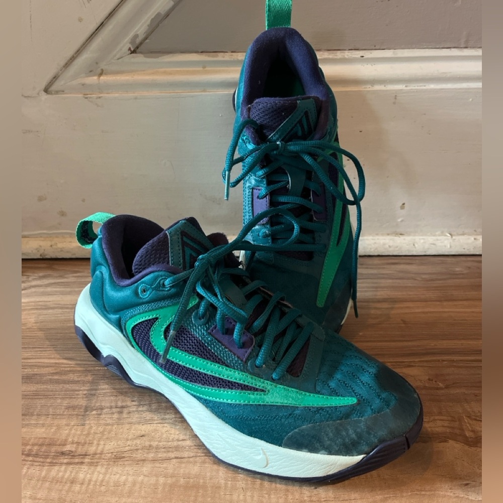 Nike Giannis Women’s Athletic Sneaker Size 8